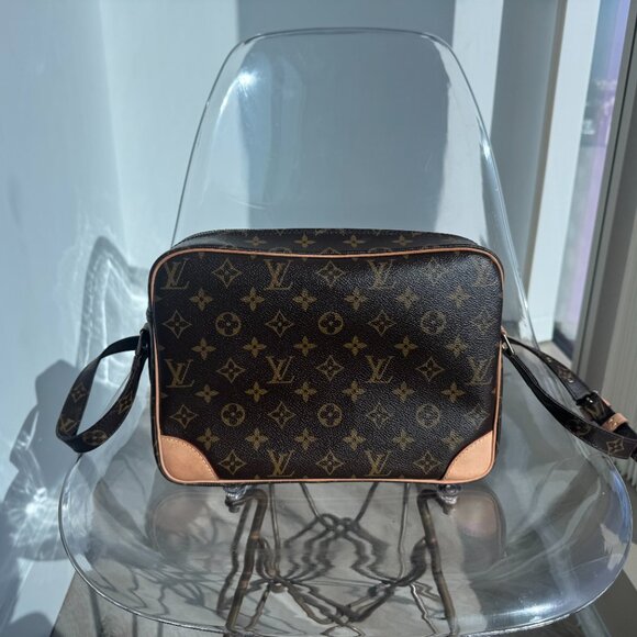 🇫🇷 - Louis Vuitton:  Mongram Nil 28 Crossbody Messenger Bag - Picture 5 of 8